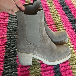 LA CANADIENNE Zaine Waterproof Chelsea Boot Stone Oiled Suede Tan 7.5 Like New!